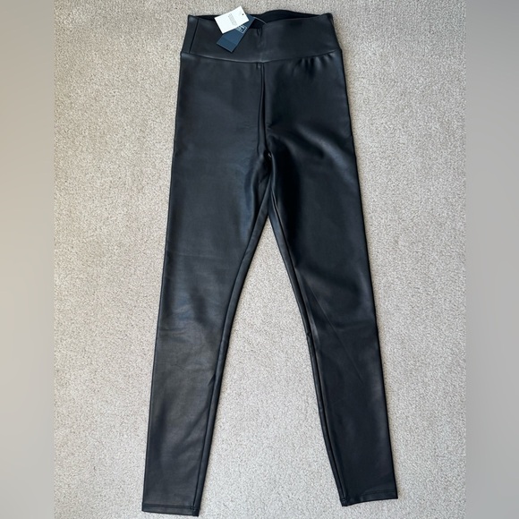 NWT Abercrombie & Fitch Black Faux Leather Leggings Lined Vegan High Waisted XS - Picture 1 of 4
